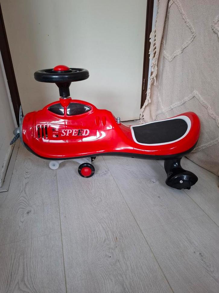 Loopfiets vliegtuig rood/zwart, Kinderen en Baby's, Speelgoed | Buiten | Voertuigen en Loopfietsen, Nieuw, Loopvoertuig, Ophalen of Verzenden