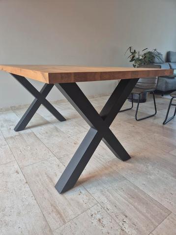 Eettafel met zwarte kruispoot | BIEDEN beschikbaar voor biedingen