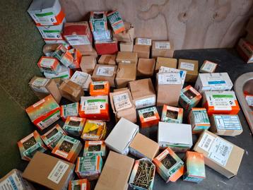 schroeven en pluggen beschikbaar voor biedingen