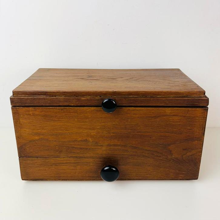 Antieke houten schilderdoos / schilderkist met bakeliet knop, Hobby en Vrije tijd, Schilderen, Zo goed als nieuw, Ezel, Ophalen of Verzenden