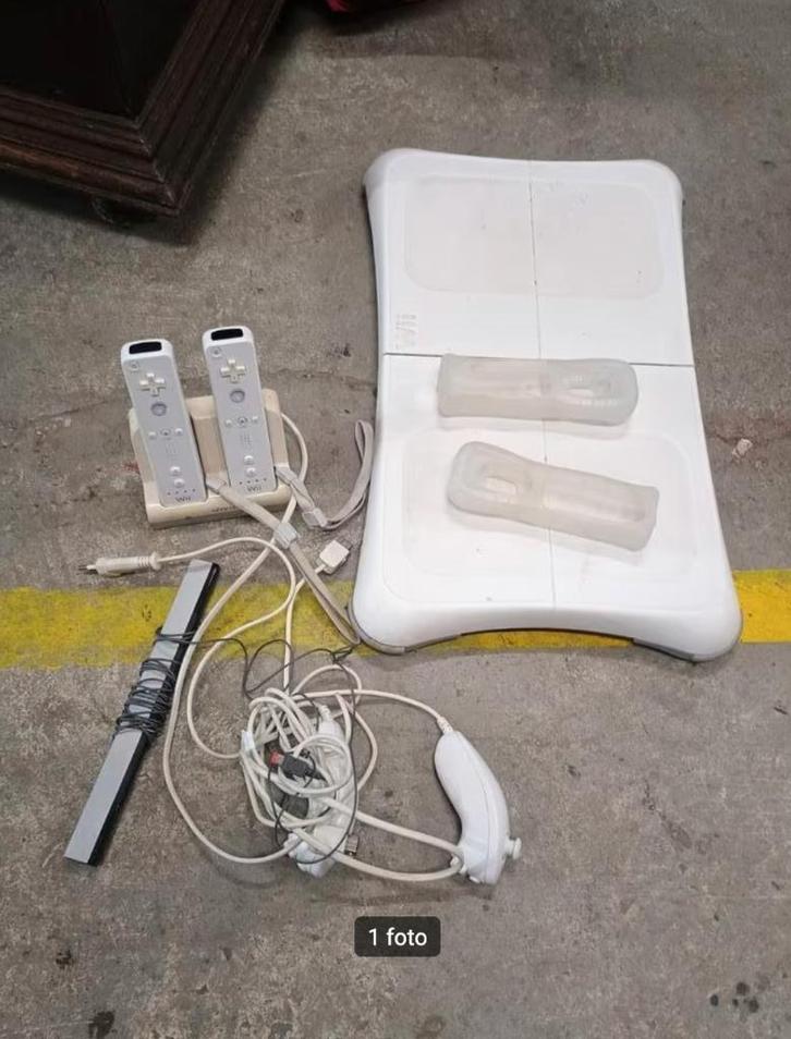 Nintendo WII attributen, Spelcomputers en Games, Spelcomputers | Nintendo Wii, Gebruikt, Met 2 controllers, Met Balance Board