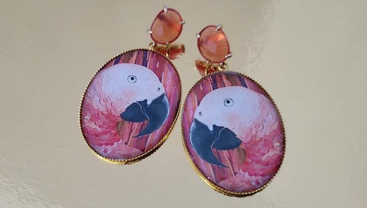 Oorbellen met roze-witte papegaai, Sieraden, Tassen en Uiterlijk, Oorbellen, Nieuw, Knopjes of Stekers, Overige materialen, Goud