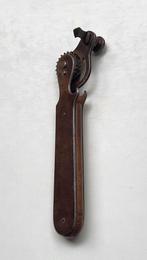 Oude blikopener met houten / ijzeren handvat, Ophalen of Verzenden