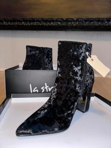Gloednieuwe zwarte velvet hakken beschikbaar voor biedingen