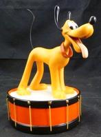 WDCC Pluto beats the drum, Verzamelen, Disney, Ophalen of Verzenden, Zo goed als nieuw, Beeldje of Figuurtje