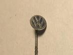Metalen VW VOLKSWAGEN Speld (Blauw/Aluminiumkleur)., Verzamelen, Speldjes, Pins en Buttons, Verzenden, Zo goed als nieuw, Transport