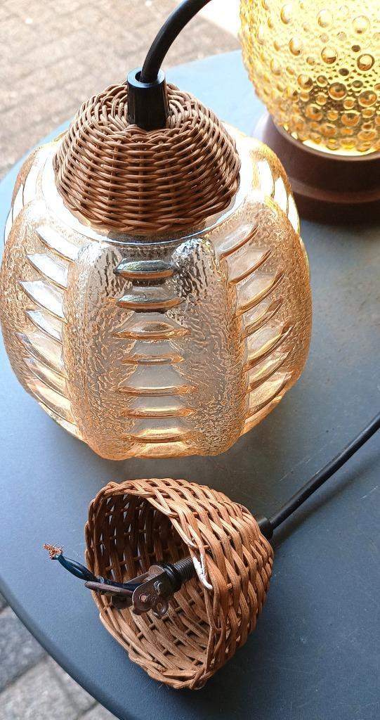 vintage hanglamp - hal lamp( oker glas  met pitriet) 60/70 s, Huis en Inrichting, Lampen | Hanglampen, Gebruikt, 50 tot 75 cm
