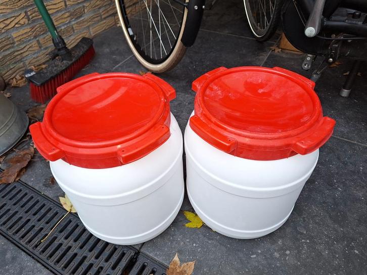 2x Afsluitbare Tonnen - 10L - Zo Goed Als Nieuw, Dieren en Toebehoren, Dierenvoeding, Ophalen of Verzenden