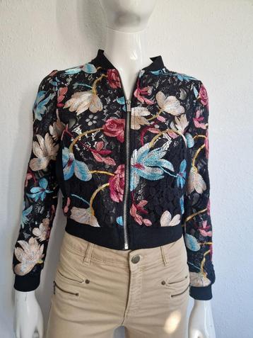 Benetton bomber jasje. Maat S. Zwart/kant/bloemen beschikbaar voor biedingen