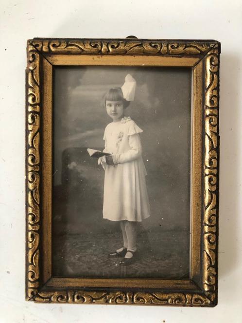 Heel oud fotolijstje hout, goudkleurig met foto meisje, Antiek en Kunst, Curiosa en Brocante, Ophalen of Verzenden