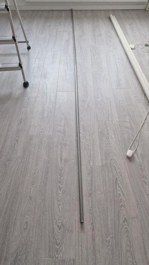 Gordijnroede zilvergrijs met bevestiging., Huis en Inrichting, Stoffering | Gordijnen en Lamellen, Gebruikt, Minder dan 100 cm