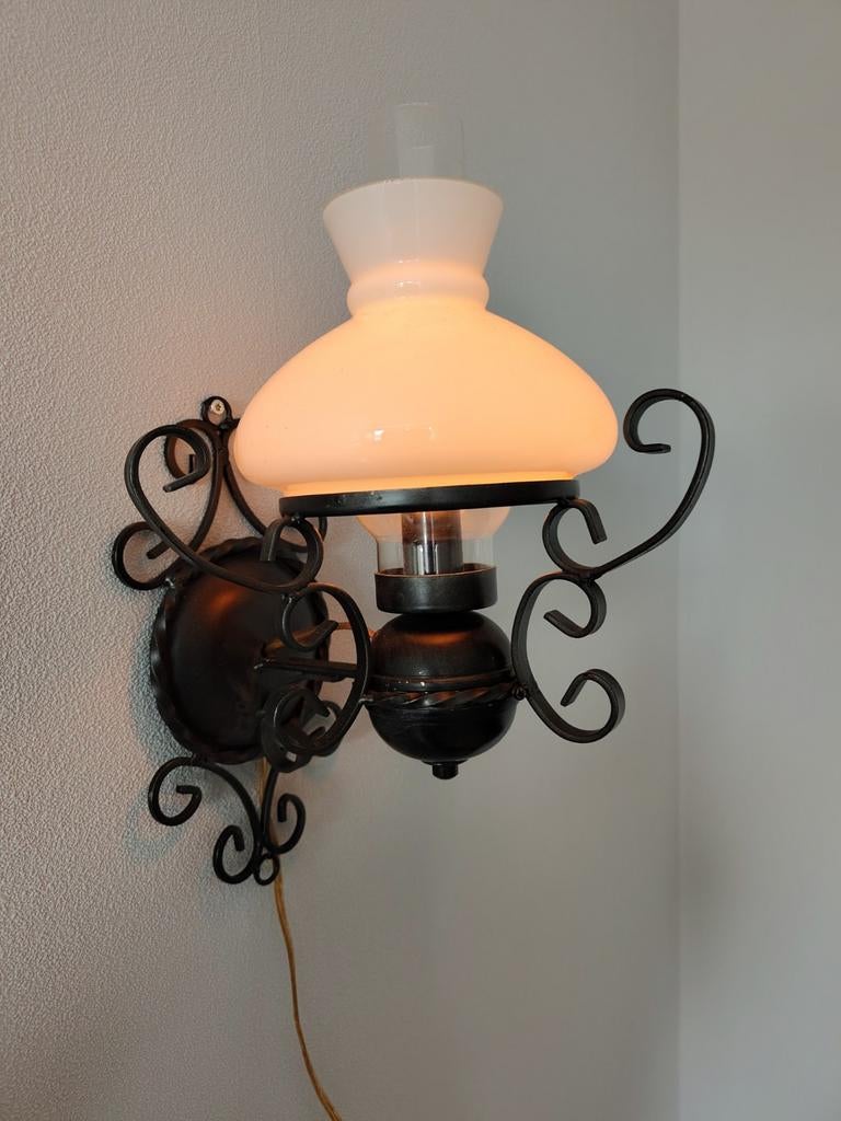 Vintage Smeedijzeren Muurlamp met Olie Lamp-glas, Ophalen of Verzenden, Gebruikt, Glas, Vintage