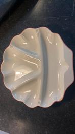 DIOR Borrelschaal , ecru met oranje rand, 44cm doorsnee, Keramiek, Nieuw, Ophalen of Verzenden, Schaal of Schalen