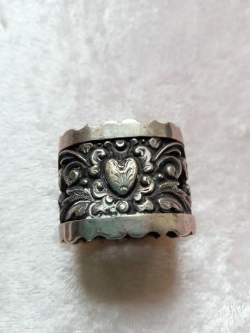 Mooie Aparte Kleine Zilveren Djokja Vingerdoekjes ring beschikbaar voor biedingen