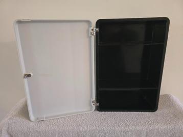 Vintage bakeliet medicijnkastje jaren 60 beschikbaar voor biedingen