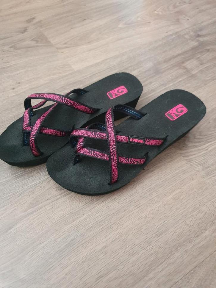 Teva Mush Mandalyn Wedge slippers maat 37, Kleding | Dames, Schoenen, Zo goed als nieuw, Slippers, Zwart, Ophalen of Verzenden