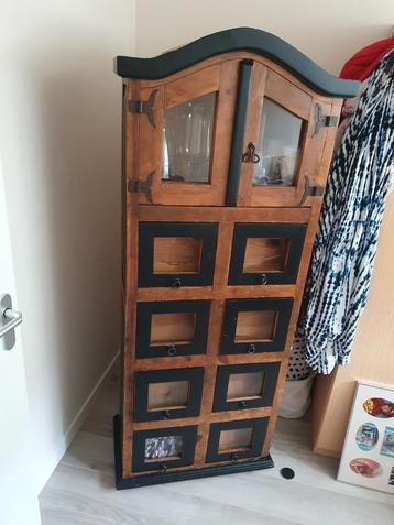 Vintage houten kast. beschikbaar voor biedingen