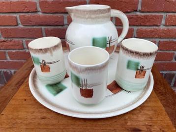 Art deco schenkkan met bekers en onderbord. beschikbaar voor biedingen