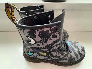 Dr. Martens grijs/zwart Space in maat 34 beschikbaar voor biedingen