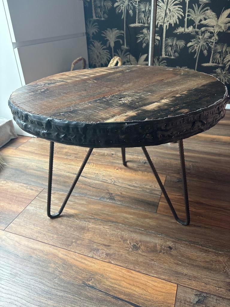Unieke houten salon/bijzettafel met metalen poten, Ophalen, Minder dan 45 cm, Minder dan 55 cm, Gebruikt