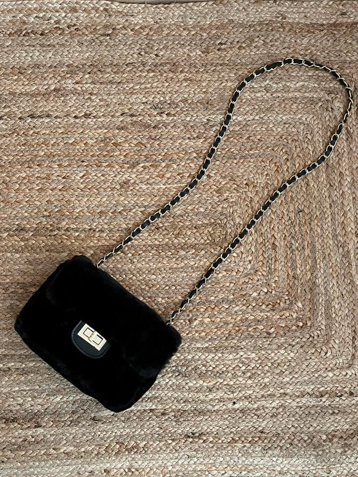 Zwart ‘bont’ tasje, messing kleurige schakelketting, Sieraden, Tassen en Uiterlijk, Tassen | Damestassen, Zo goed als nieuw, Schoudertasje
