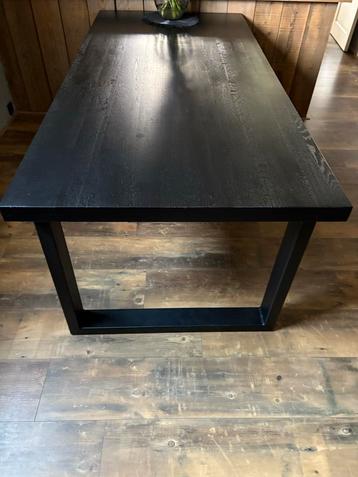 Zwarte Eiken Eettafel met Metalen Poten beschikbaar voor biedingen