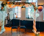 Mooie  witte houten trouw boog met bloemen decoratie., Ophalen, Geboorte of Huwelijk
