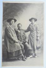 Oude fotokaart Nederlandse militair met vrouw en dochter., Ophalen of Verzenden, Voor 1920, Ongelopen, Noord-Brabant