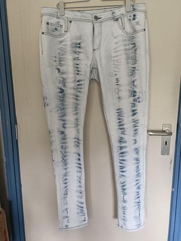 Een wit gebleekte "Spijkerbroek" met blauwe vlaaien.  beschikbaar voor biedingen