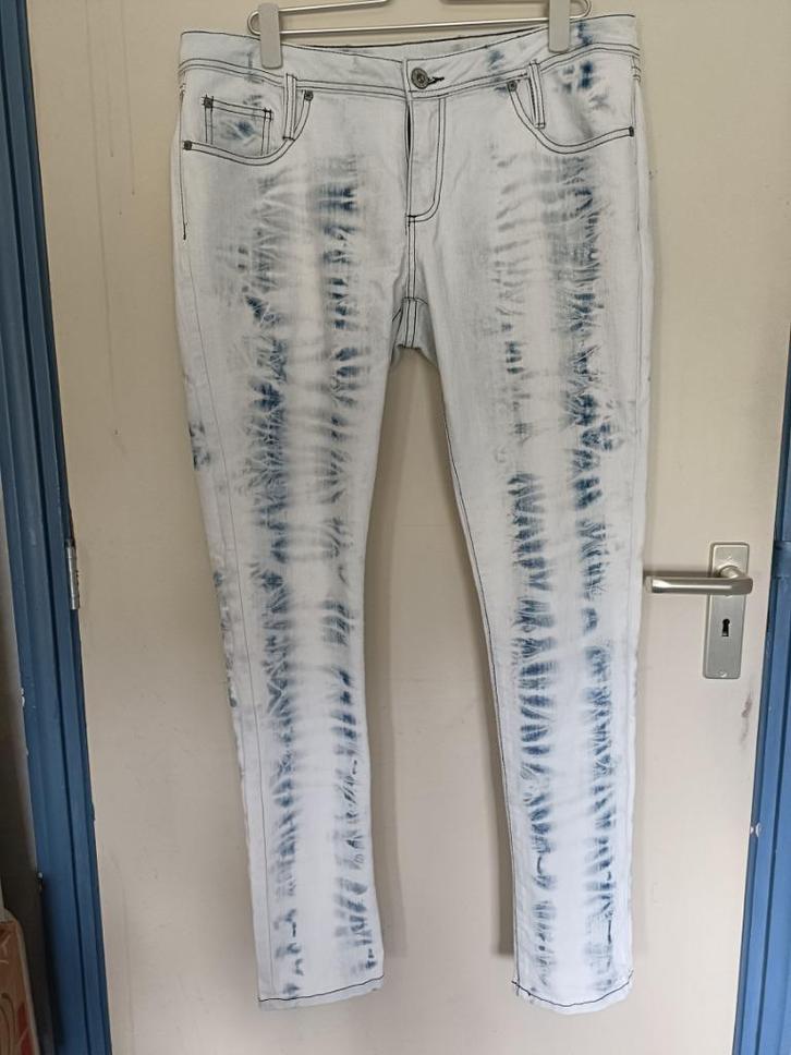 Een wit gebleekte "Spijkerbroek" met blauwe vlaaien., Kleding | Dames, Spijkerbroeken en Jeans, Zo goed als nieuw, W33 - W36 (confectie 42/44)