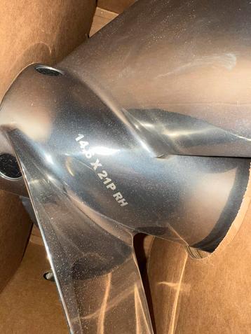 Revolution 4 (14,6 x 21") prop beschikbaar voor biedingen