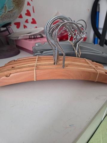 Kledinghangers voor babykleding. beschikbaar voor biedingen