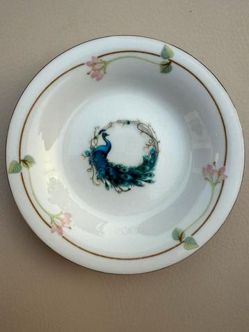 Vintage porsleienen bloemen bordje sierlijke pauw beschikbaar voor biedingen