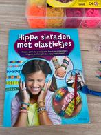 Heel veel loom - elastiekjes - boekje - haaknaalden erv, Hobby en Vrije tijd, Knutselen, Ophalen of Verzenden, Zo goed als nieuw
