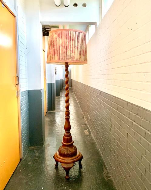 Vintage Eikenhout Lamp op Queen Ann poten, Antiek en Kunst, Antiek | Lampen, Ophalen of Verzenden