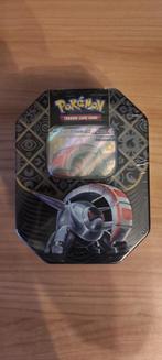 Paldean Fates: Iron Treads ex Tin, Ophalen of Verzenden, Nieuw, Boosterbox, Foil