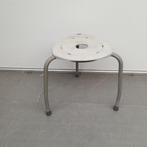 Ahrend kruk - grijze kunststof zitting, Huis en Inrichting, Krukjes, Ophalen of Verzenden, Gebruikt, Hout