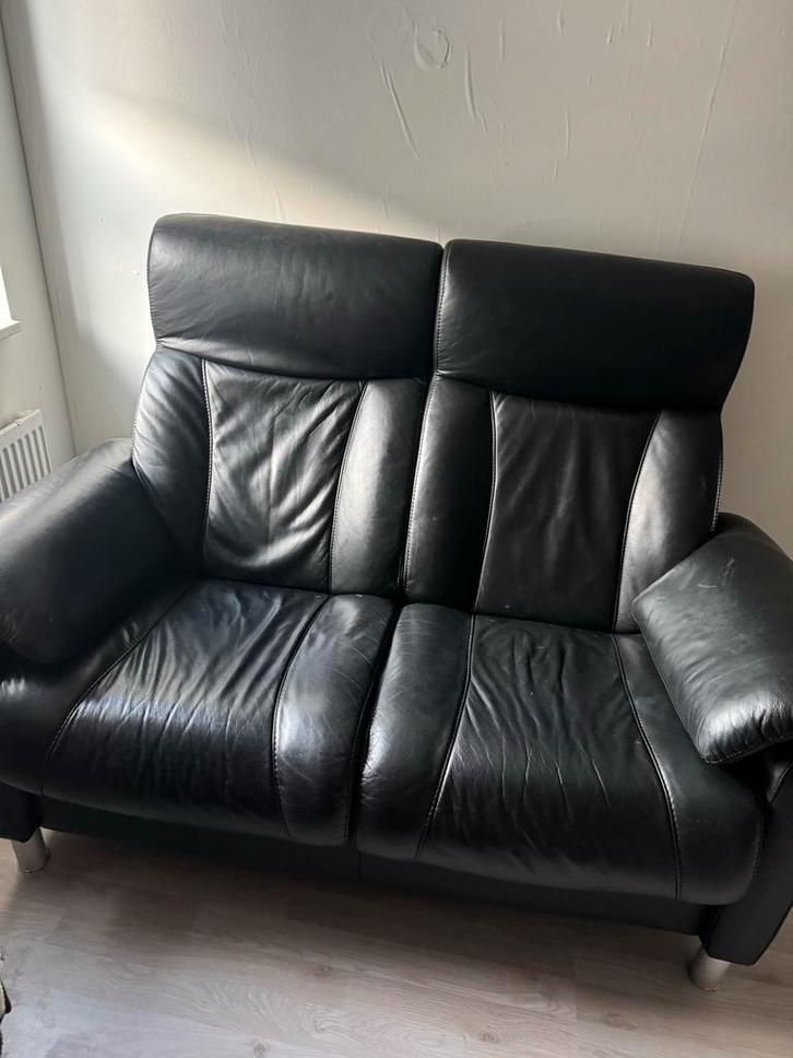 Zwarte leren 2-zits bank, Huis en Inrichting, Banken | Bankstellen, Gebruikt, Rechte bank, Tweepersoons, 150 tot 200 cm, 75 tot 100 cm