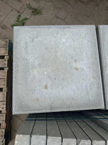 Betontegels 50x50x5 cm beschikbaar voor biedingen