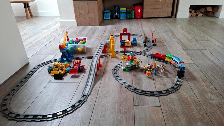 Duplo treinbaan met brug, voertuigen en een bak vol blokken, Kinderen en Baby's, Speelgoed | Bouwstenen, Zo goed als nieuw, Overige merken