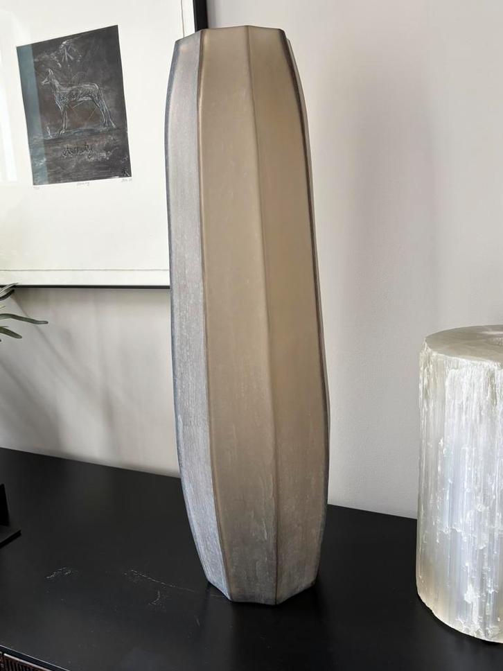 Guaxs Koonam Tall Vaas - Smoke Grey, Huis en Inrichting, Woonaccessoires | Vazen, Nieuw, Overige kleuren, 50 tot 75 cm, Glas, Ophalen of Verzenden