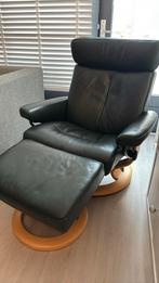 Stressless fauteuil met hocker – Donkergroen leer, Huis en Inrichting, Ophalen, Gebruikt, Leer