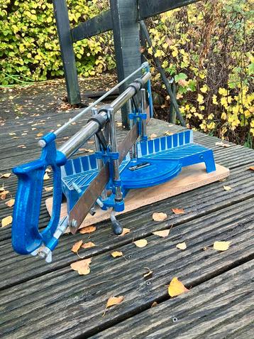 Verstekzaag, verstekbak beschikbaar voor biedingen