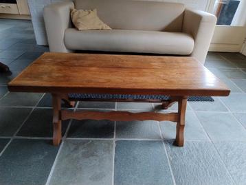 Handgemaakte eiken salontafel beschikbaar voor biedingen