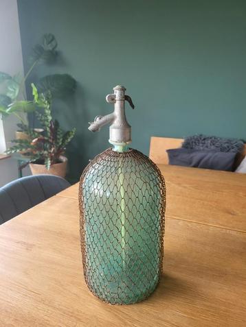 Oude Sifon / Spuitfles met metalen net beschikbaar voor biedingen