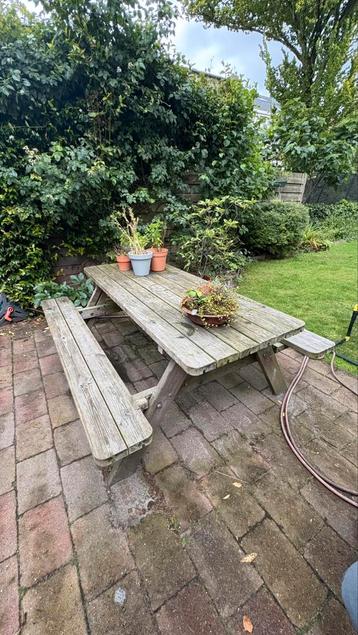 Picknick tafel beschikbaar voor biedingen