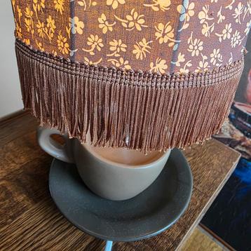 Retro, bruine lampenkap met franje beschikbaar voor biedingen