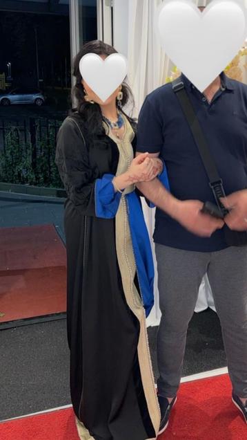 Kaftan met riem en sieraden  beschikbaar voor biedingen