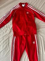 Adidas pak rood maat 6, Kinderen en Baby's, Kinderkleding | Maat 128, Jongen of Meisje, Ophalen of Verzenden, Sport- of Zwemkleding