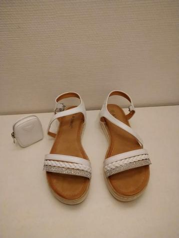 Witte sandalen met glinsterende steentjes, maat 39  beschikbaar voor biedingen